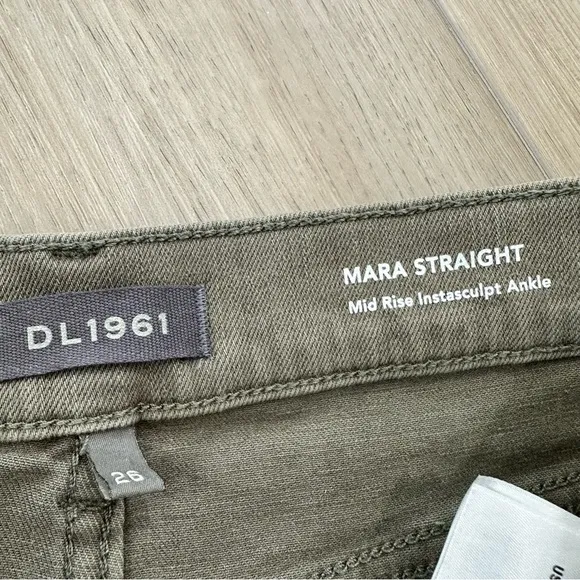 DL1961 Mara straight mid rise instability ankle jeans in green size 26