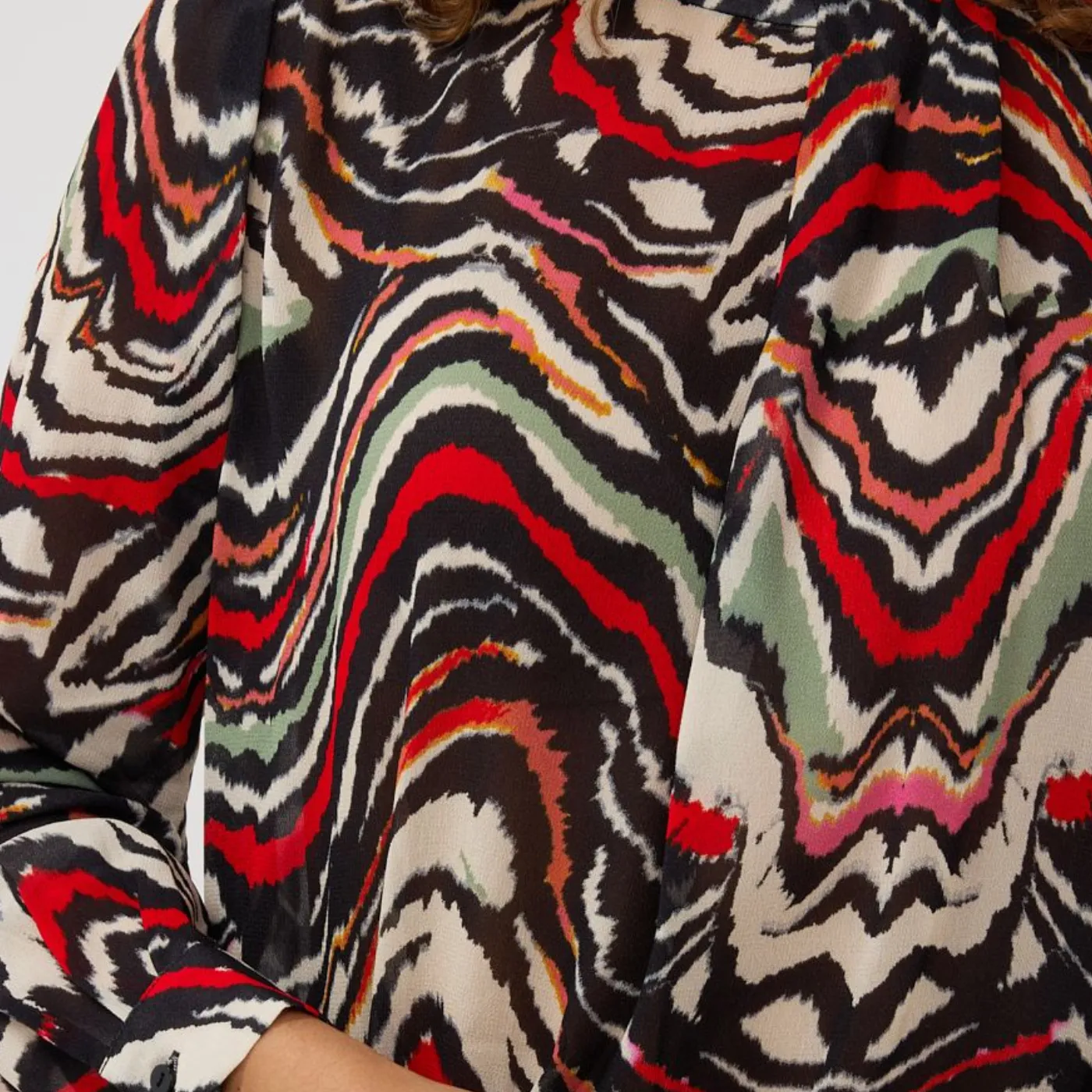 Esqualo Fancy Neck Waves Blouse