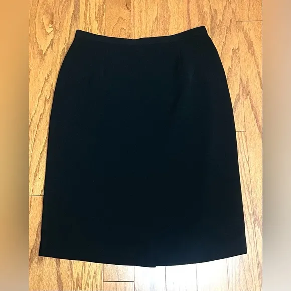 Kasper- Black Pencil skirt with a split in‎ the back Size 10