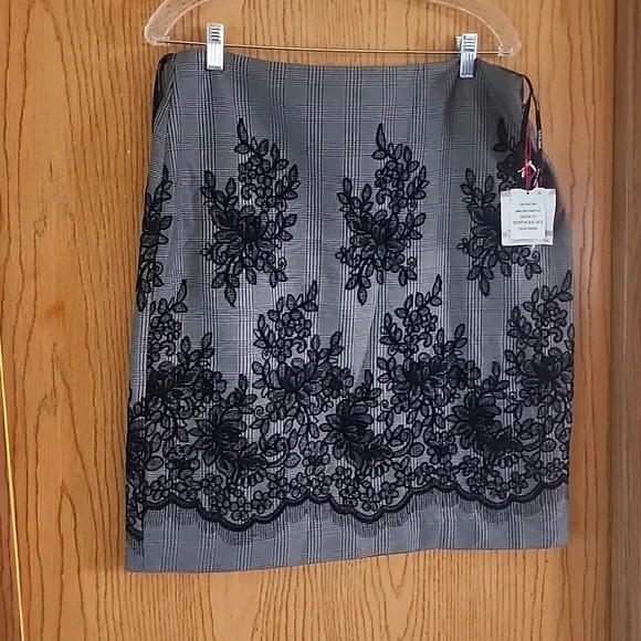 Nwt.Anne Klein Plaid Embroidery Floral.