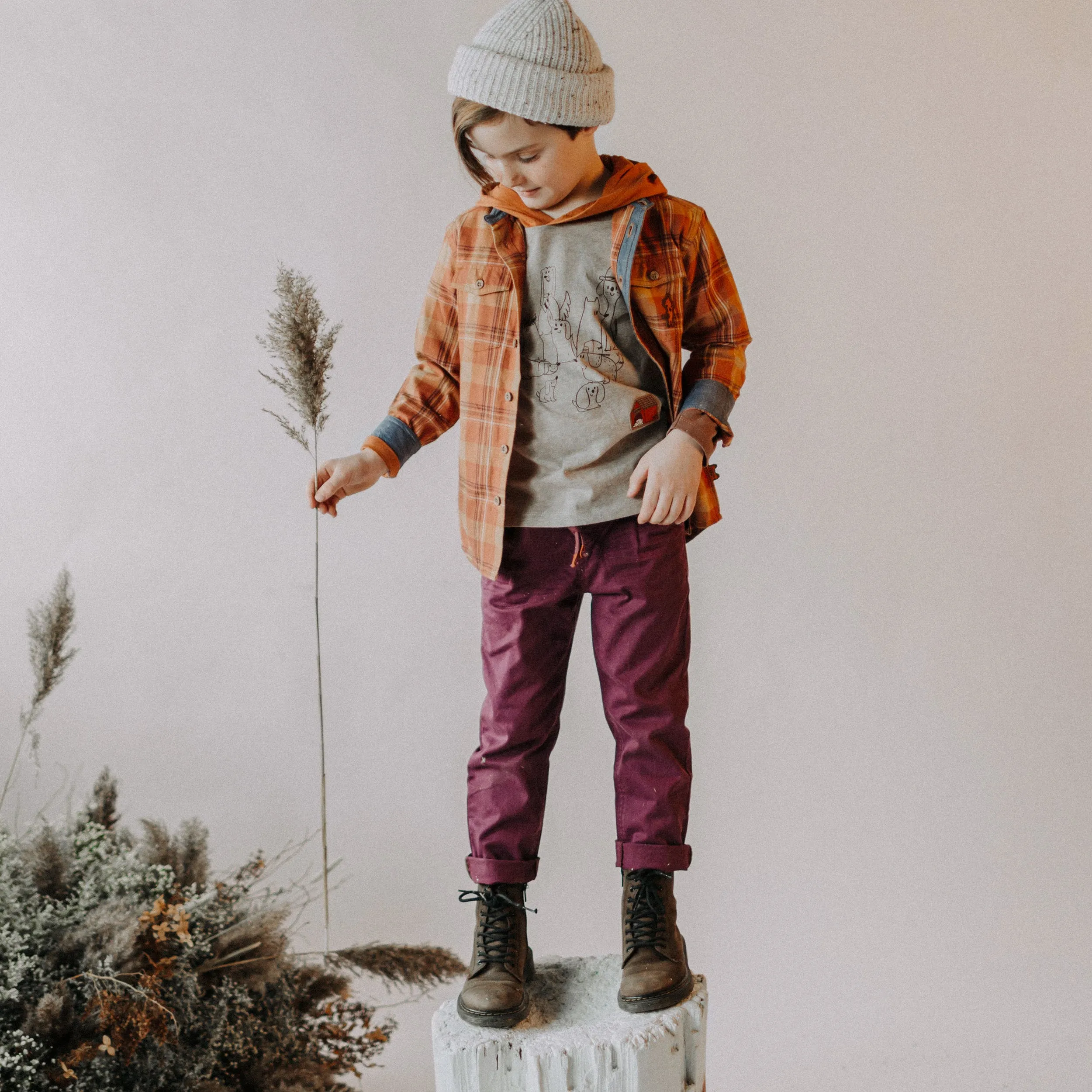 Pantalon bourgogne coupe ajustée en micro twill, enfant || Micro twill slim fit burgundy pants, child