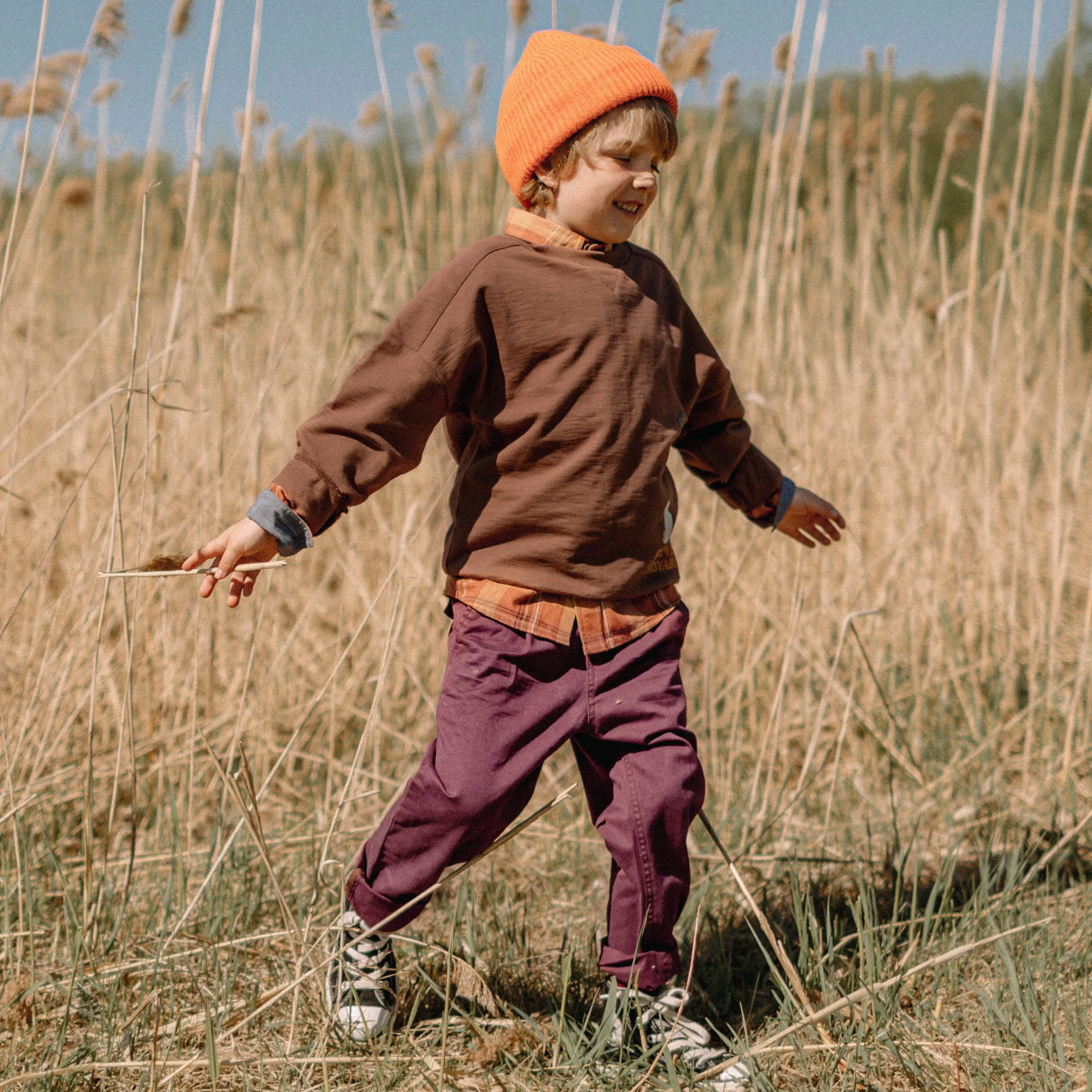 Pantalon bourgogne coupe ajustée en micro twill, enfant || Micro twill slim fit burgundy pants, child