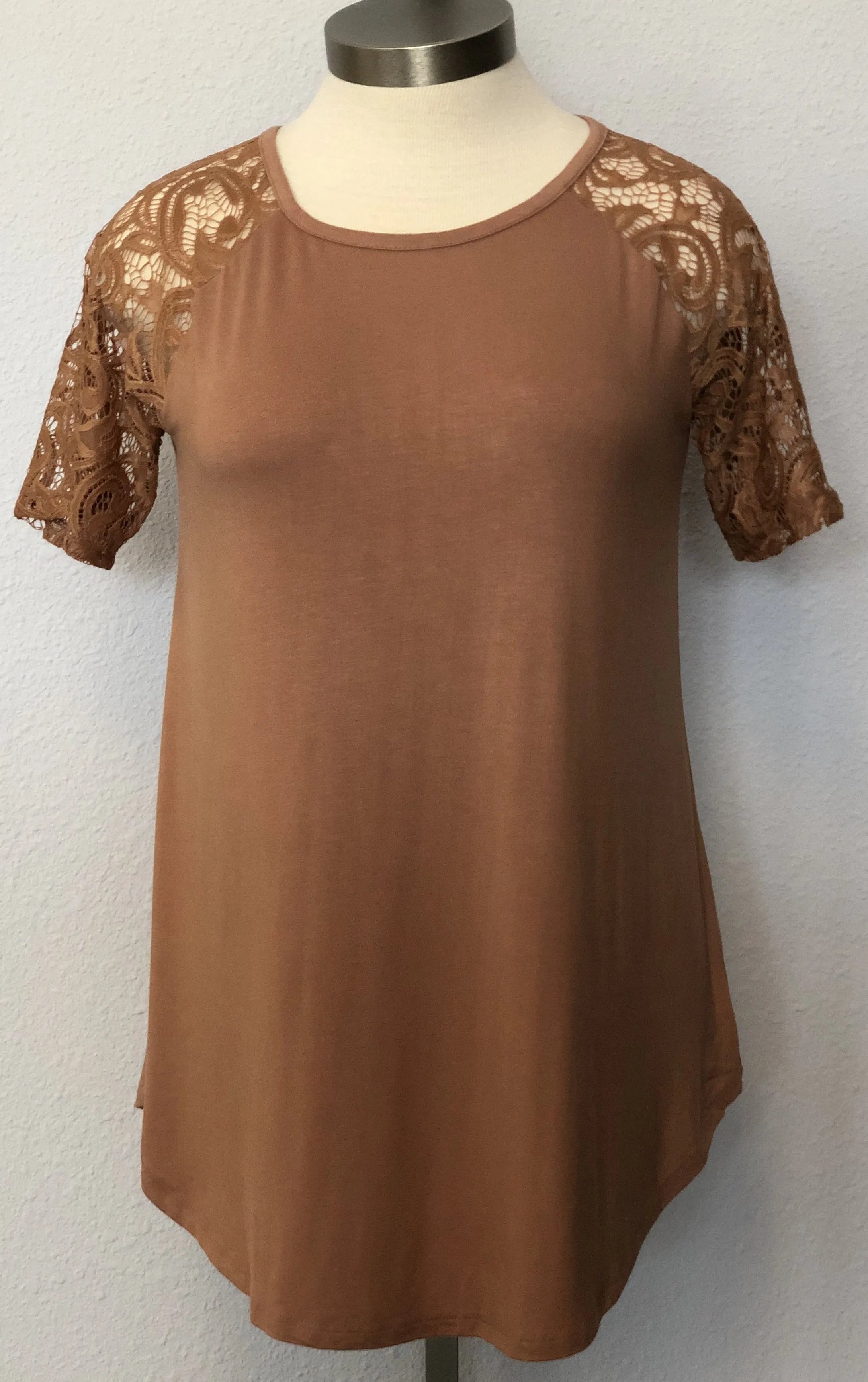 PLUS ROUND NECK LACE SLEEVE TOP